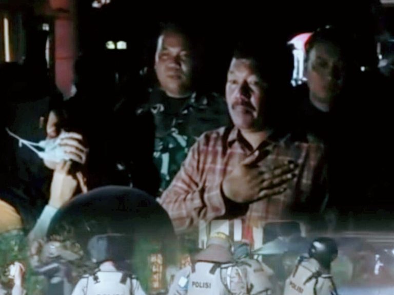 Jalan Sempat Diblokir, Bupati Monadi Turun Langsung Redam Ketegangan Aksi Demo PLTA di Pulau Pandan