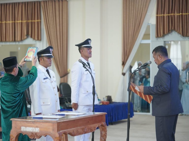 Bupati Monadi Lantik PAW Kepala Desa Semumu dan Koto Simpai, Tekankan Pentingnya Kepemimpinan yang Melayani