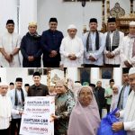 Safari Ramadan di Gunung Raya, Gubernur Al Haris dan Bupati Monadi Serahkan Bantuan untuk Warga Lempur
