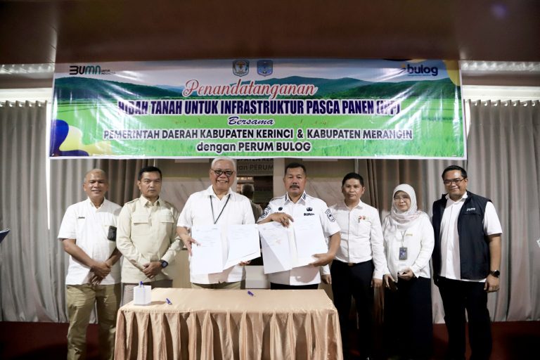 Perkuat Ketahanan Pangan Daerah, Bupati Monadi Teken NPHD Bersama Perum BULOG