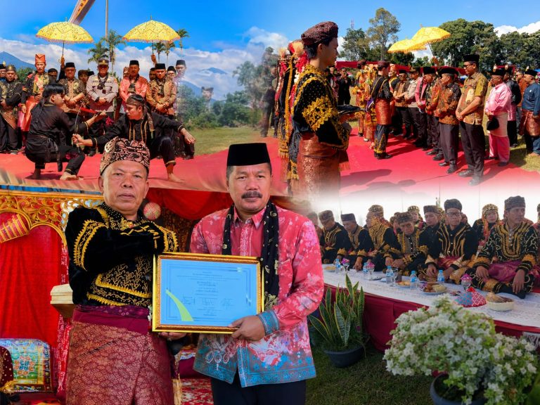 Hadiri Kenduri Sko Sanggaran Agung, Bupati Monadi Dianugerahi Gelar Adat Kehormatan Patih Alam Kincai