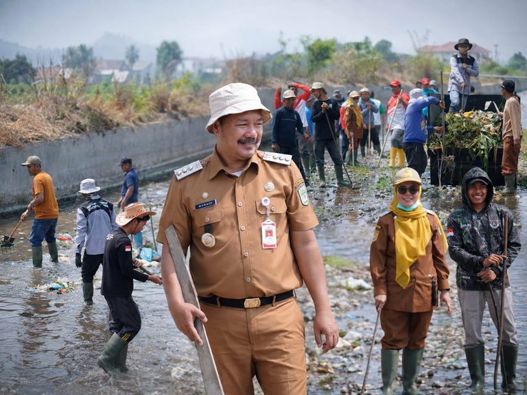Bupati Monadi Turun ke Sungai, Kobarkan Semangat Gotong Royong di Siulak Mukai