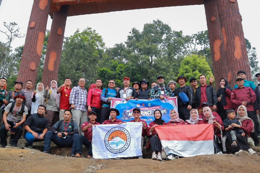 Pelepasan Bupati Kerinci bersama 28 Pemuda Tangguh Kobarkan Sumpah Pemuda di Puncak Gunung Kerinci