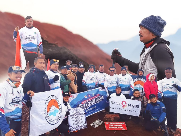 Ukir Sejarah di Atap Sumatra, Bupati Monadi Pimpin Pembacaan Sumpah Pemuda di Puncak Gunung Kerinci